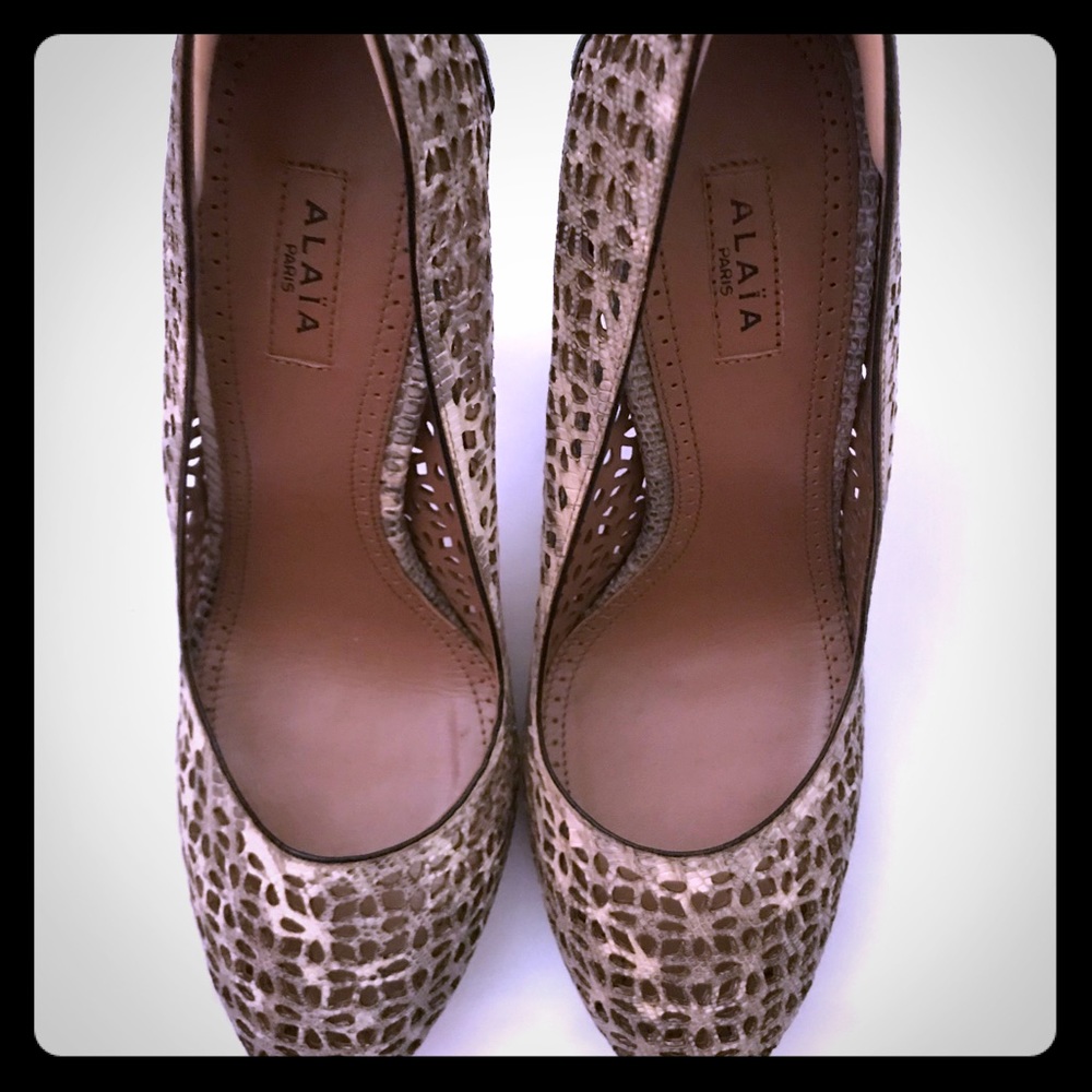 Alaia cream & tan snake lattice round toe heel